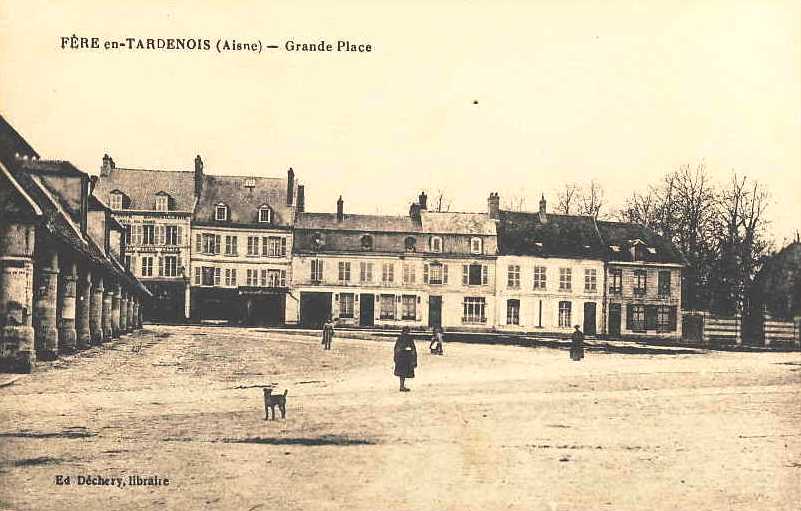 Fère-en-Tardenois (Aisne) CPA la halle et la place