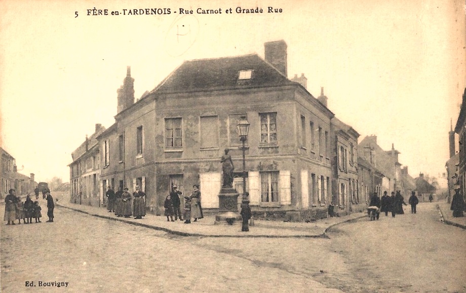 Fère-en-Tardenois (Aisne) CPA la place de la Déesse