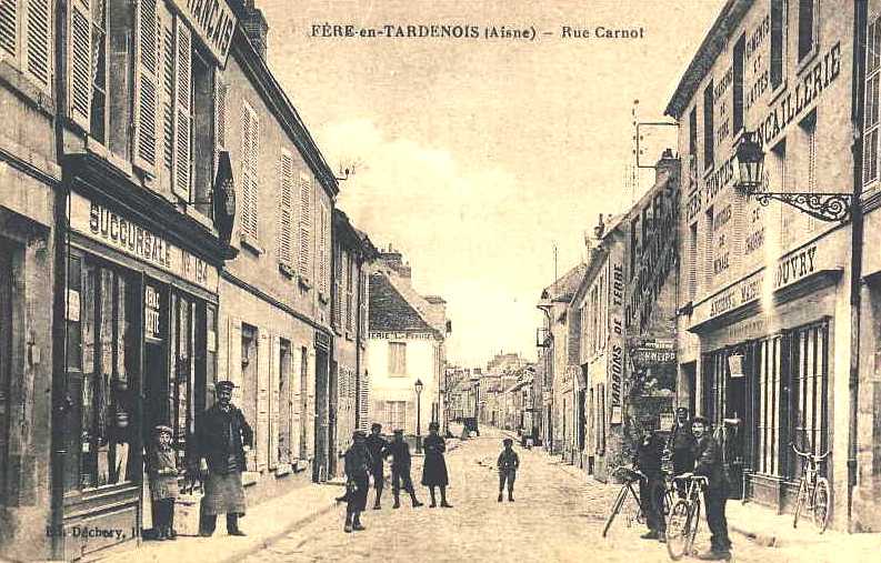 Fère-en-Tardenois (Aisne) CPA la rue Carnot