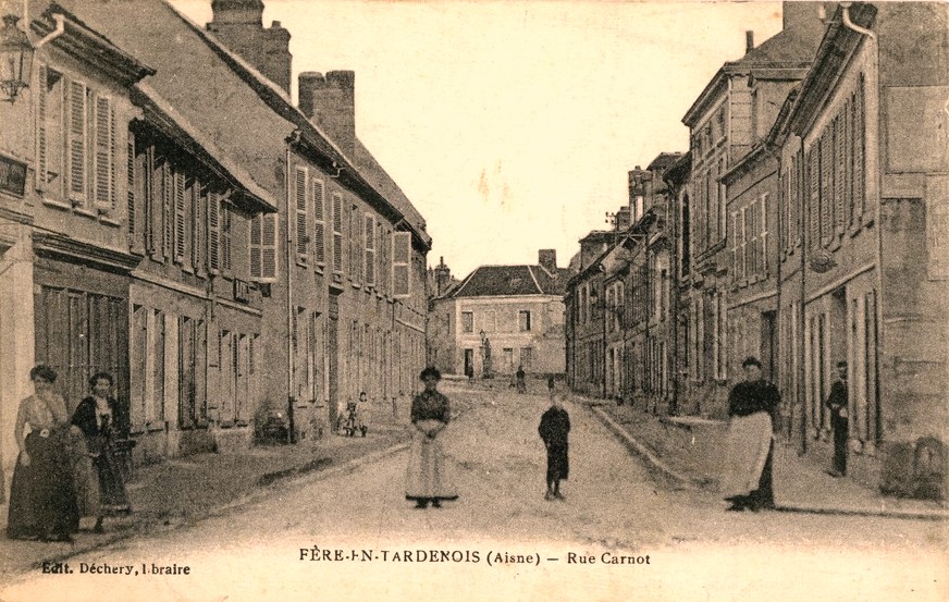 Fère-en-Tardenois (Aisne) CPA la rue Carnot