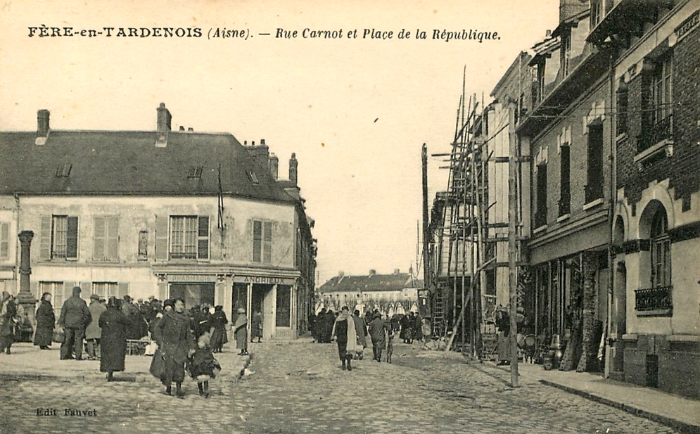 Fère-en-Tardenois (Aisne) CPA la rue Carnot