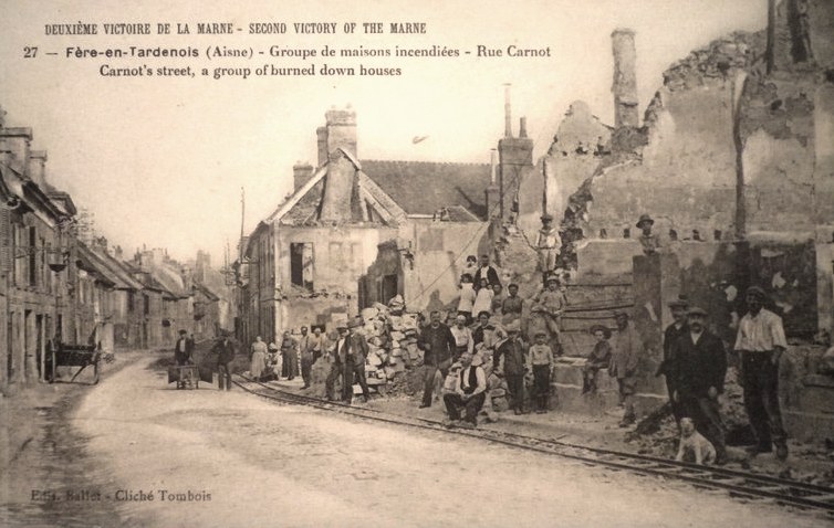 Fère-en-Tardenois (Aisne) CPA la rue Carnot