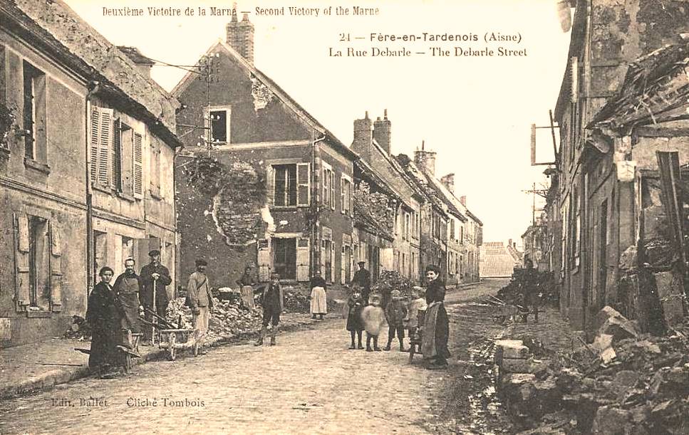 Fère-en-Tardenois (Aisne) CPA la rue Debarle 14-18