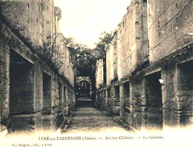 Fère-en-Tardenois (Aisne) CPA le château, sur la galerie