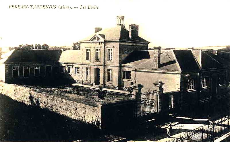 Fère-en-Tardenois (Aisne) CPA les écoles