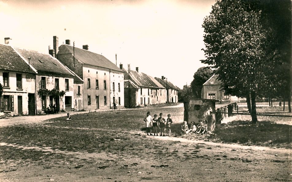 Fère-en-Tardenois (Aisne) CPA la place de la République 1950