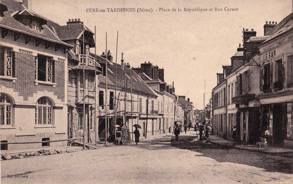 Fère-en-Tardenois (Aisne) CPA la place de la République