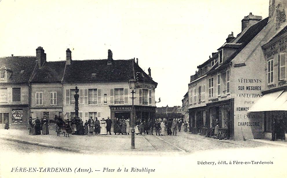 Fère-en-Tardenois (Aisne) CPA la place de la République