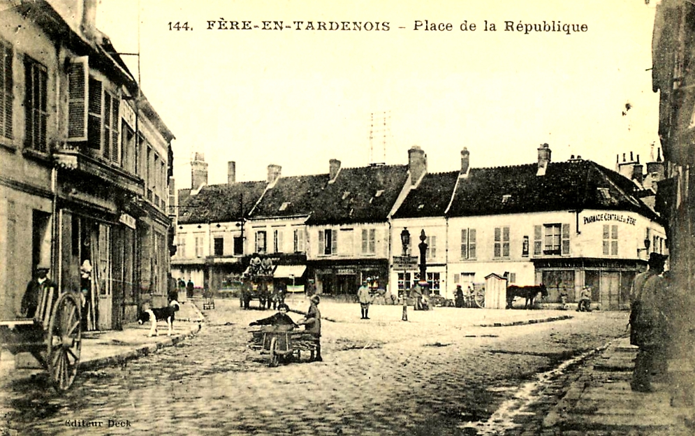 Fère-en-Tardenois (Aisne) CPA la place de la République