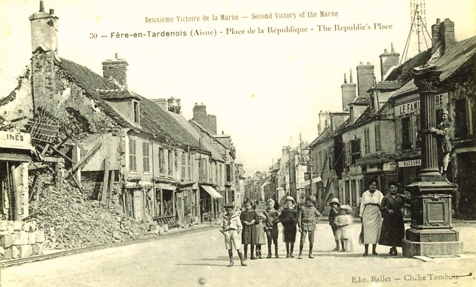 Fère-en-Tardenois (Aisne) CPA la place de la République