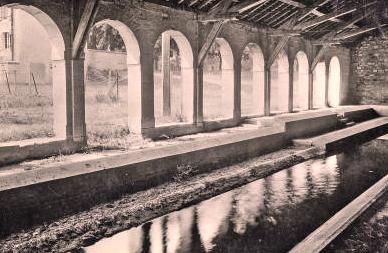 Fleurey-sur-Ouche (Côte d'Or) L'ancien lavoir en 1877 CPA