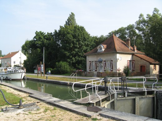 Fleurey-sur-Ouche (Côte d'Or) L'écluse du canal