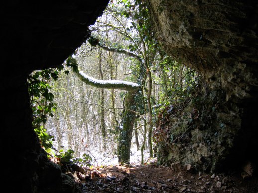 Fleurey-sur-Ouche (Côte d'Or) La grotte de La Grapine