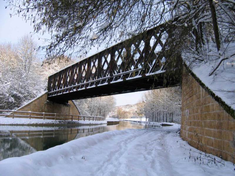 Fleurey-sur-Ouche (Côte d'Or) La passerelle du canal