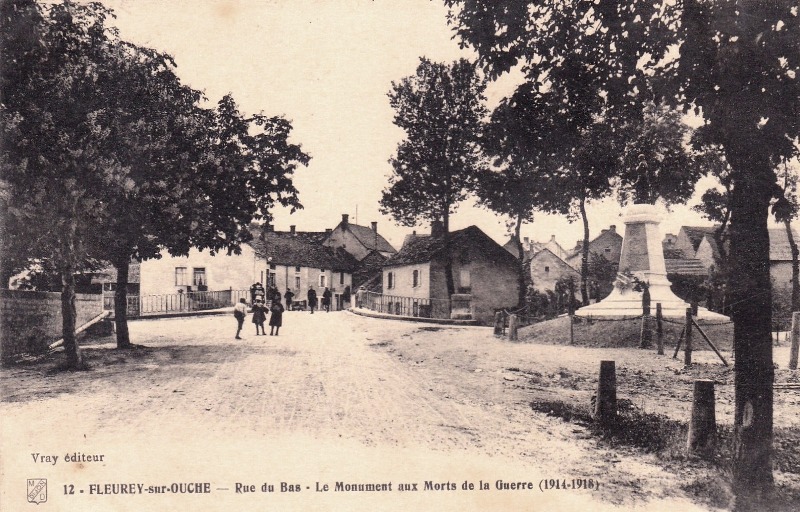 Fleurey-sur-Ouche (Côte d'Or) Le monument aux Morts CPA