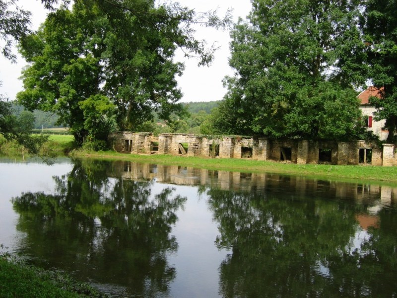 Fleurey-sur-Ouche (Côte d'Or) Le mur évacuateur de crues