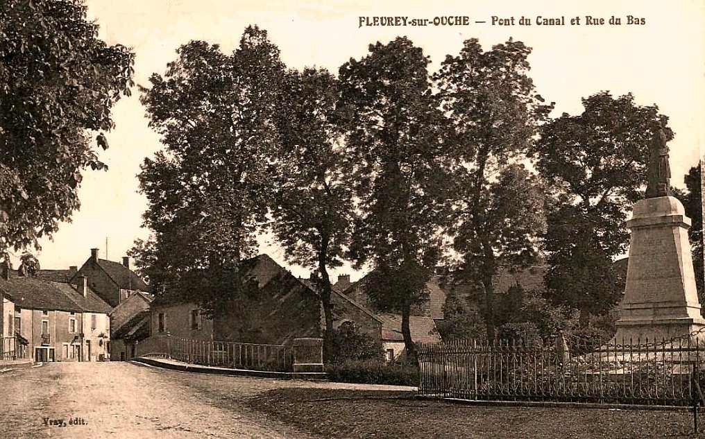 Fleurey-sur-Ouche (Côte d'Or) Le pont et la grande rue du bas CPA