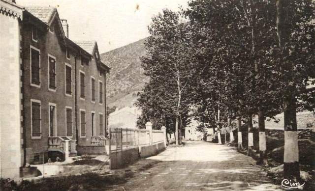 L' entrée du village (cpa)
