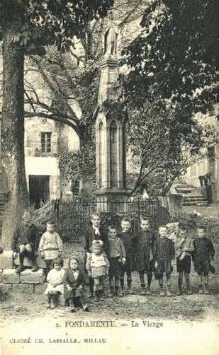 La place de la Vierge (cpa)