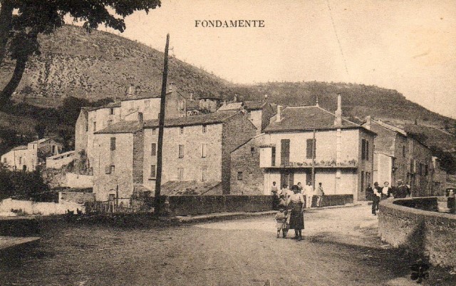Le village (cpa)