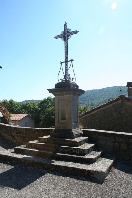 La croix près de l'église