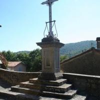 La croix près de l'église