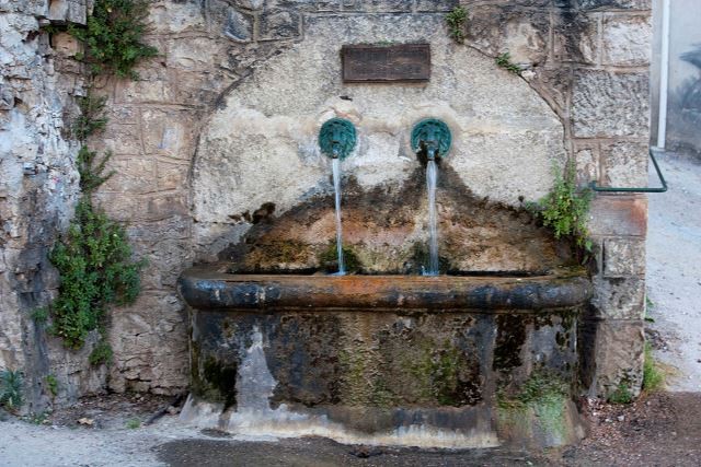 La fontaine sur la route de Saint Jean d'Alcas