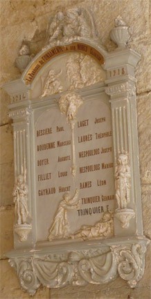 La stèle 1914/1918 sous le porche de l'église 