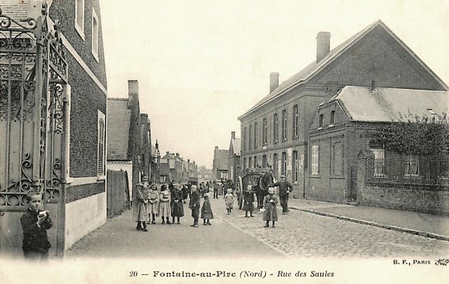 Fontaine au pire 59 la rue des saules cpa
