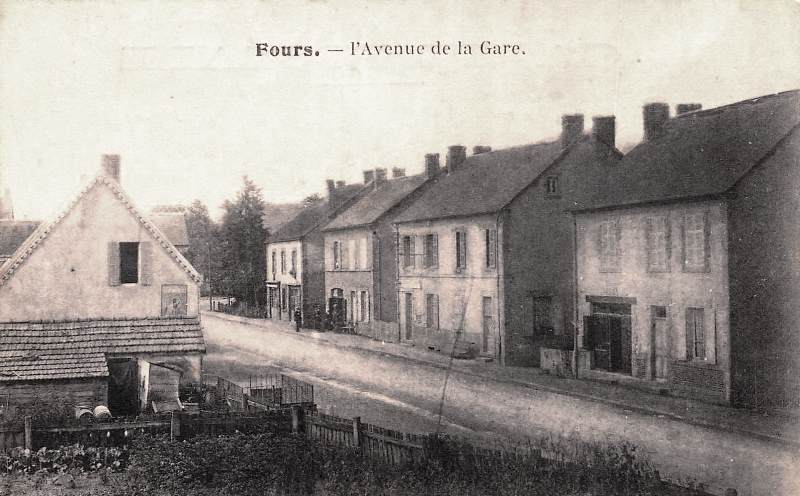 Fours (Nièvre) L'avenue de la gare CPA