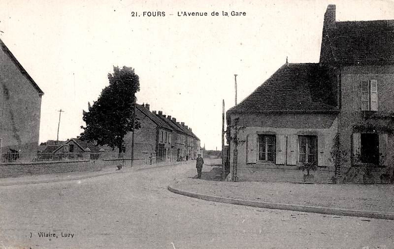 Fours (Nièvre) L'avenue de la gare CPA