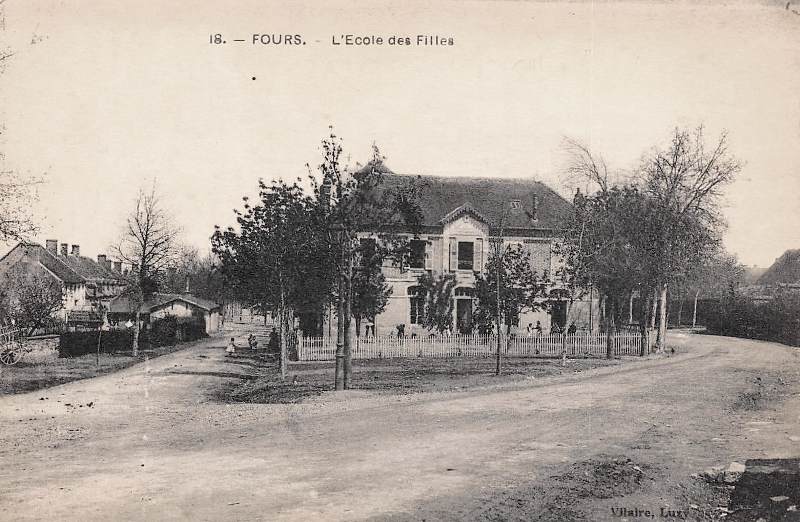 Fours (Nièvre) L'Ecole des filles CPA