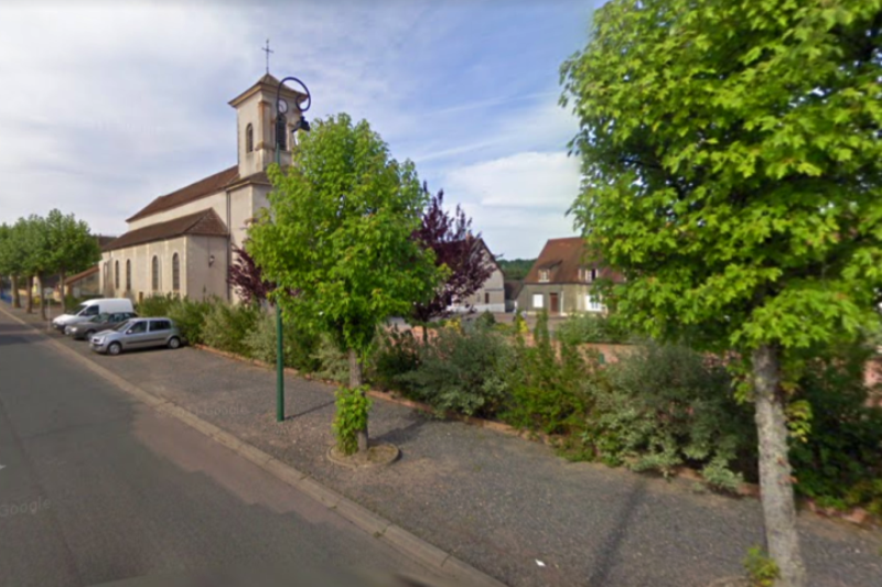 Fours (Nièvre) L'Eglise Saint Jean Baptiste