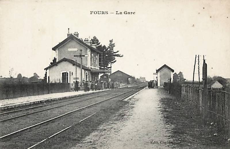 Fours (Nièvre) La gare CPA