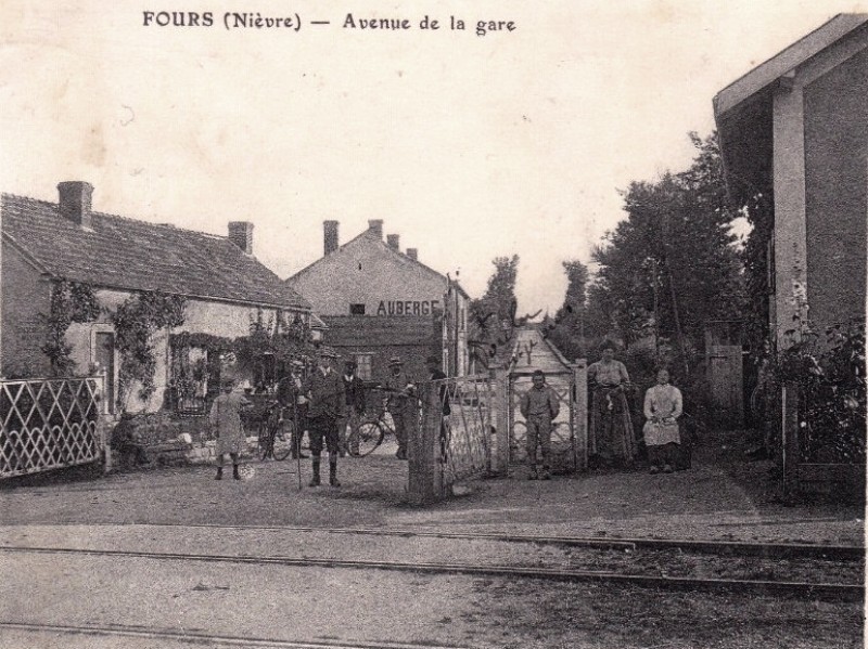 Fours (Nièvre) La gare, passage à niveau CPA