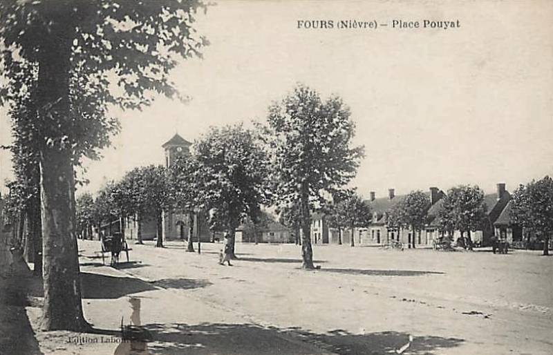 Fours (Nièvre) La place Pouyat CPA