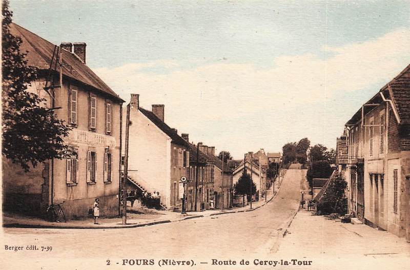 Fours (Nièvre) La route de Cercy CPA