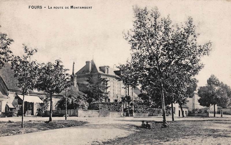 Fours (Nièvre) La route de Montambert CPA