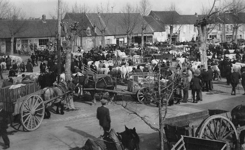 Fours (Nièvre) Le champ de foire CPA