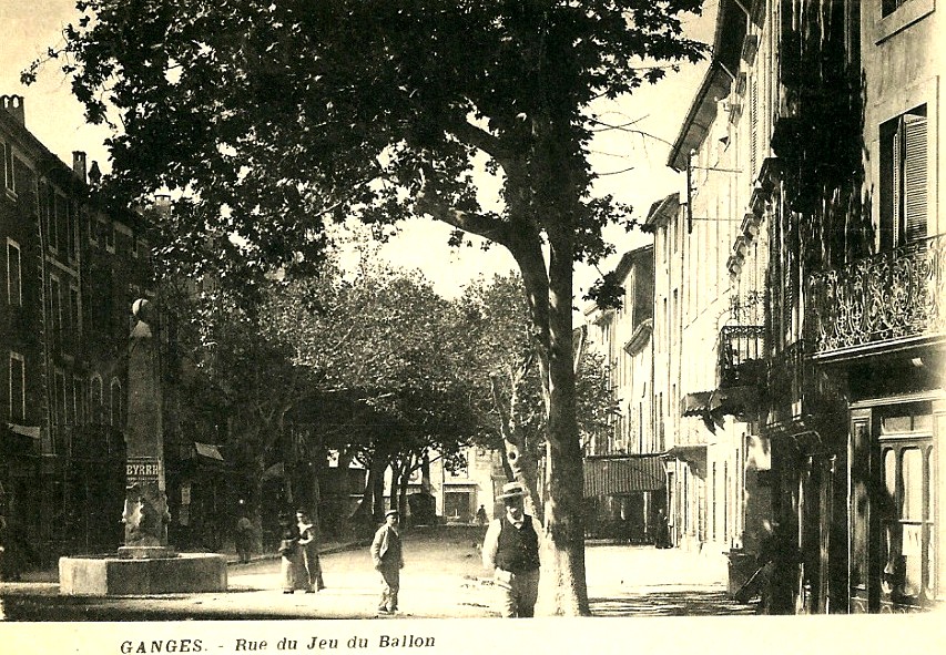 Ganges (Hérault) La rue du jeu de ballon CPA
