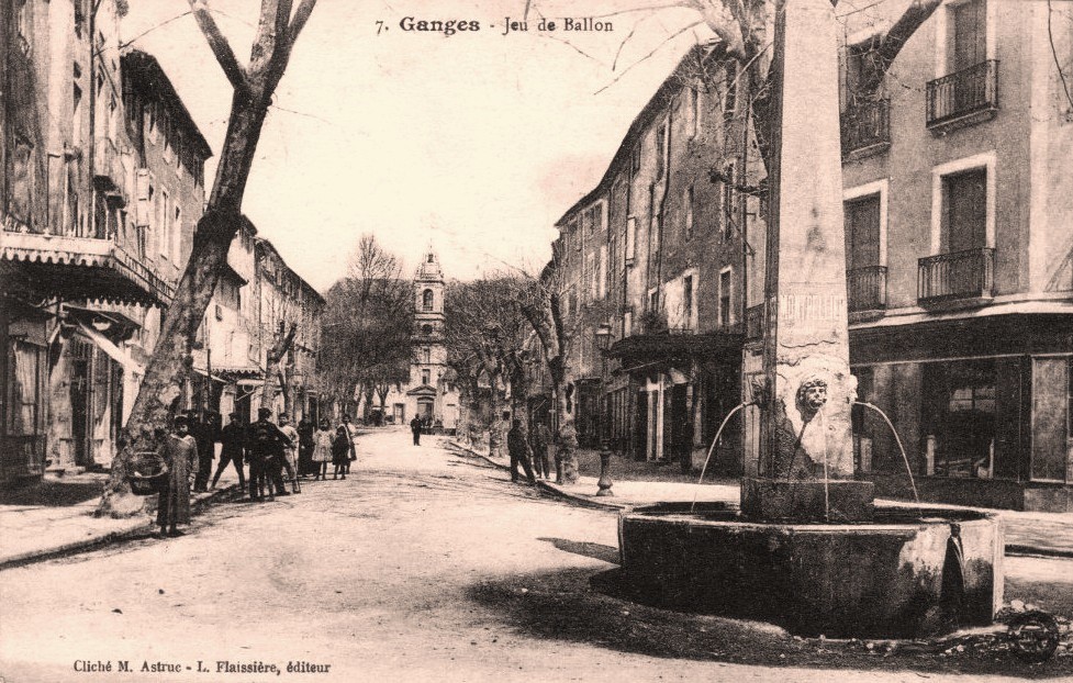 Ganges (Hérault) La rue du jeu de ballon CPA