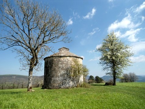 Gissac aveyron chapelle saint jacques de dos