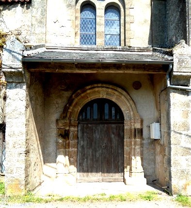 Gissac aveyron eglise saint etienne porche entree