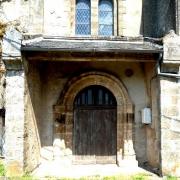 Le porche d'entrée de l' église Saint Etienne