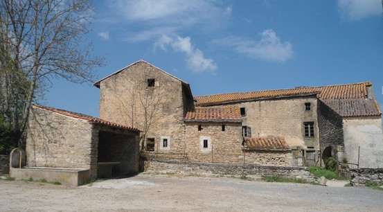 Une ferme et le lavoir