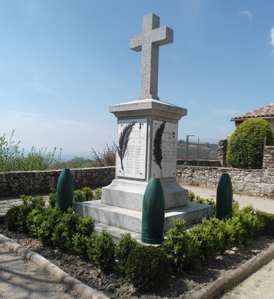 Gissac aveyron monument aux morts