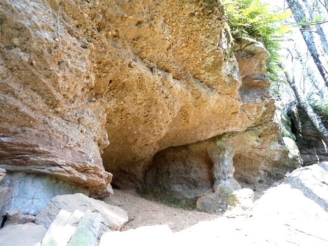 Gissac aveyron roche et mini grotte