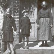 Marcelle et Pierre Gransard et leur nourrice Léontine Coté