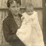 Guth Germaine 1917 et son fils Maurice