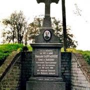 Haucourt en cambresis le monument en memoire du cure de saint aubert